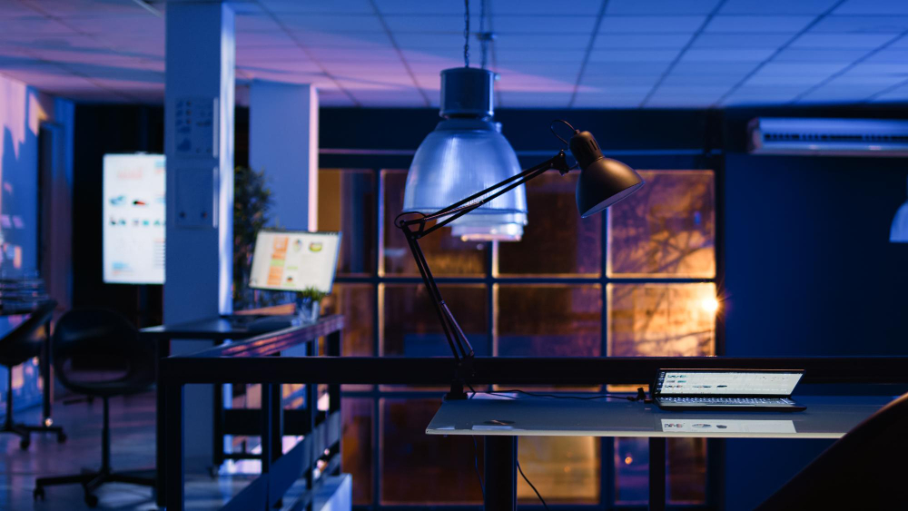 Escritório vazio à noite com os computadores ligados