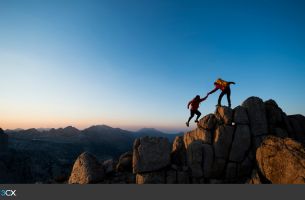 Atenda às dúvidas rotineiras de suporte antes de repassar a um atendente humano. O novo Agente de Atendimento ao Cliente com IA da 3CX vai além do encaminhamento de chamadas. Ao contrário do Recepcionista IA, que basicamente direciona os chamadores para o destino correto, o Agente de Atendimento ao Cliente pode ouvir o problema, pesquisar suas fontes de conhecimento disponíveis e fornecer uma resposta útil antes de decidir se um agente humano é necessário. Ele foi projetado para tarefas de suporte de nível 0 e nível 1, ajudando as equipes a lidar com perguntas comuns relacionadas à documentação, Perguntas Frequentes, políticas e guias de produtos. Esse recurso requer as versões Edição IA e V20 U10 ou superiores. Continue lendo para saber tudo sobre o novo Agente de IA! Resolva Mais Chamadas Antes do Encaminhamento Uma Recepcionista IA usa linguagem natural para entender o chamador e encaminhar a chamada. O Agente de Atendimento ao Cliente com IA adiciona um fluxo focado no suporte, projetado para resolver solicitações rotineiras antes que seja necessário transferir a chamada. O agente pode: Cumprimentar o chamador e identificar o problema Usar a pesquisa na web para obter mais informações, quando habilitado Fazer uma pergunta por vez para esclarecer a solicitação Dar uma resposta curta ou sugerir de uma a três etapas práticas Transferir a chamada quando o problema exigir suporte humano Pesquise nas fontes de conhecimento configuradas, incluindo Perguntas Frequentes, políticas, guias de produtos e documentação de suporte. Fontes de conhecimento bem estruturadas ajudam o agente a encontrar informações relevantes rapidamente. Mantenha cada fonte focada em um único tópico e use descrições claras para que o agente possa selecionar o conteúdo correto. Escale Quando For Necessário o Atendimento por uma Pessoa O agente tem como objetivo resolver a solicitação primeiro. Ele transfere a chamada quando não consegue resolver o problema, quando o cliente pede para falar com uma pessoa ou quando é necessário suporte especializado. Os administradores podem definir um destino padrão para o encaminhamento a um agente humano, como uma fila de suporte. Eles também podem configurar tópicos de escalonamento para encaminhar solicitações específicas a um agente humano, a uma fila ou a outro Agente de Atendimento ao Cliente por IA com conhecimento mais especializado. Quando um agente humano assume o atendimento, os detalhes do chamador ficam disponíveis no Cliente Web. O agente também pode revisar a transcrição da chamada quando for necessário mais contexto. Utilize-o em Toda a Sua Operação de Suporte Os Agentes de Atendimento ao Cliente podem dar suporte a vários fluxos comuns de chamadas: Suporte de primeira linha: responder a perguntas rotineiras antes que cheguem à fila de suporte Excesso de chamadas na fila: ajudar os chamadores quando a equipe de suporte estiver ocupada Suporte fora do horário comercial: forneça respostas fora do horário normal de atendimento Encaminhamento especializado: transfira assuntos específicos para a pessoa certa, fila ou Agente de IA especializado Para obter melhores resultados, utilize vários agentes especializados em vez de um único agente projetado para atender a todos os cenários possíveis. Configure Seu Agente de Atendimento ao Cliente Antes de criar o agente, prepare suas fontes de conhecimento e decida para onde as chamadas não resolvidas devem ser encaminhadas. Leia nosso guia de configuração do Agente de Atendimento ao Cliente IA para conhecer as etapas completas de configuração e as configurações recomendadas. Utilize os modelos de IA mais recentes recomendados para obter o melhor desempenho disponível. Se você atualmente usa uma Recepcionista IA para solicitações de atendimento ao cliente, transfira essas tarefas para o Agente de IA dedicado ao Atendimento ao Cliente. A Recepcionista IA pode se concentrar no encaminhamento, enquanto o agente de atendimento ao cliente segue um fluxo de resolução e transferência focado no suporte. Participe da Discussão Participe da discussão sobre a 3CX nos nossos fóruns. Siga a 3CX no X e no LinkedIn para obter as últimas notícias e lançamentos de recursos.